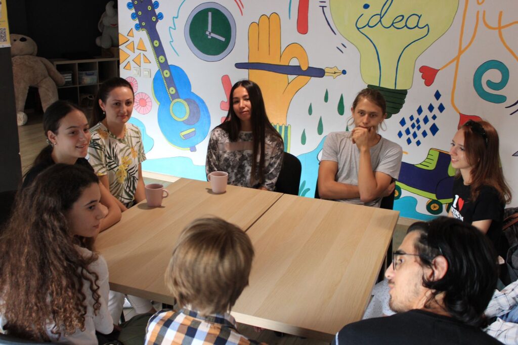 Youth Hub by Romanian ANgel Appeal. Tineri la Atelier