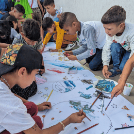 Festivalul Diversitatii din Hârșova. Copiii desenând
