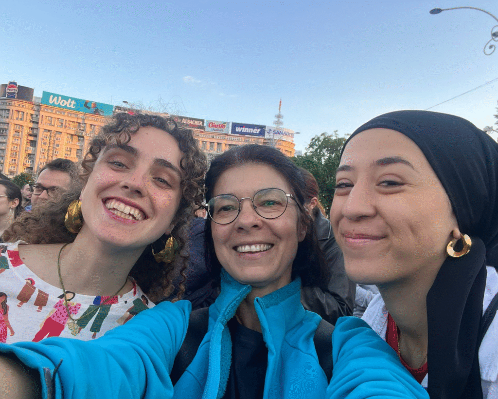 Anna Chiara, Adela și Rim participând la marșul organizat cu ocazia Zilei Europei