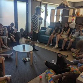 Portretul Tinerilor de la Youth Hub. Tinerii jucându-se Mafia